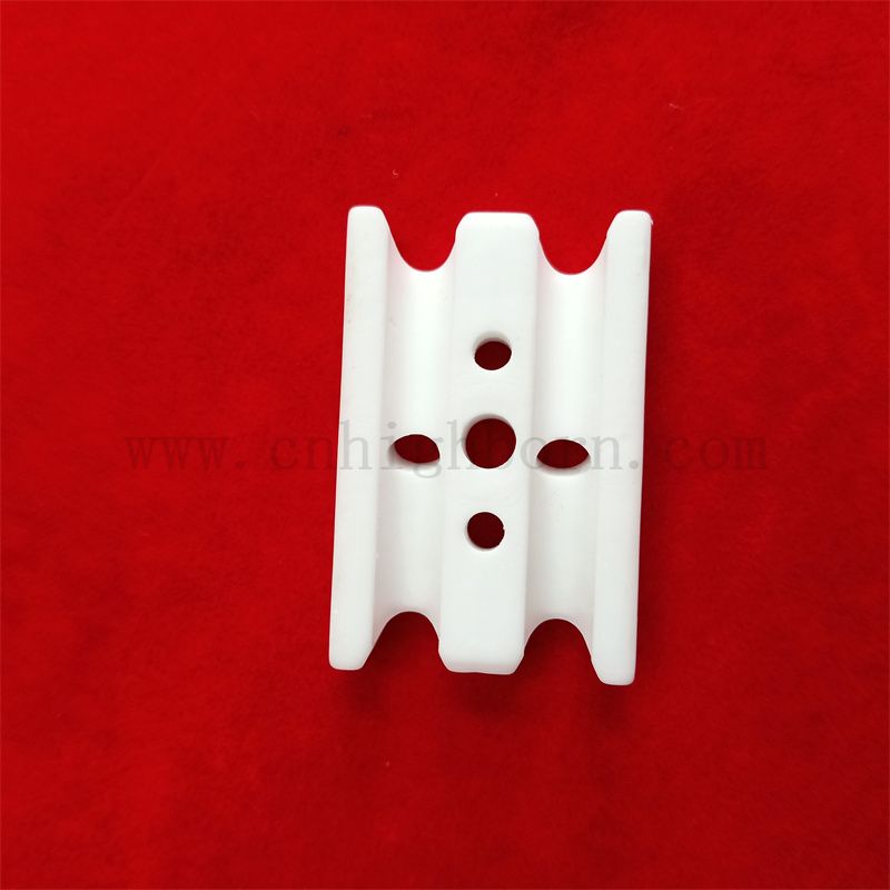 Isolatore in ceramica Alumina-AL2O3 resistenti al 95% parte in ceramica con buco