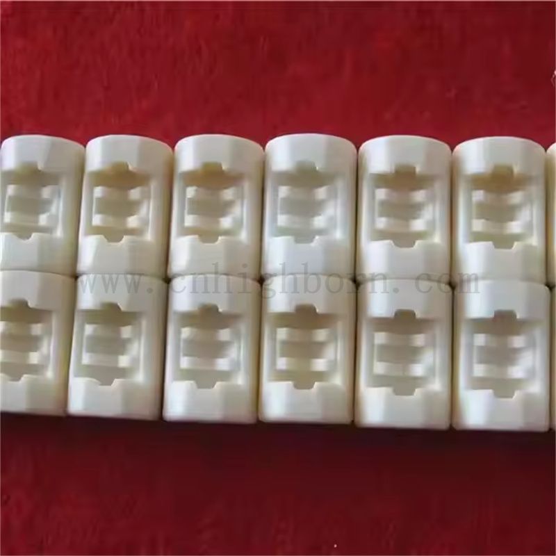 Parti in ceramica di allumina di precisione personalizzate con componenti strutturali AL2O3 scanalati