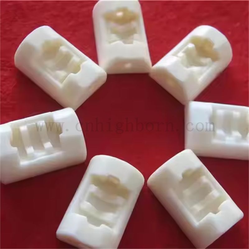 Parti in ceramica di allumina di precisione personalizzate con componenti strutturali AL2O3 scanalati