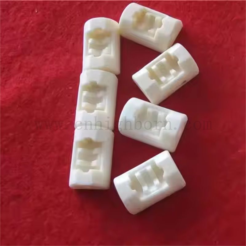 Parti in ceramica di allumina di precisione personalizzate con componenti strutturali AL2O3 scanalati