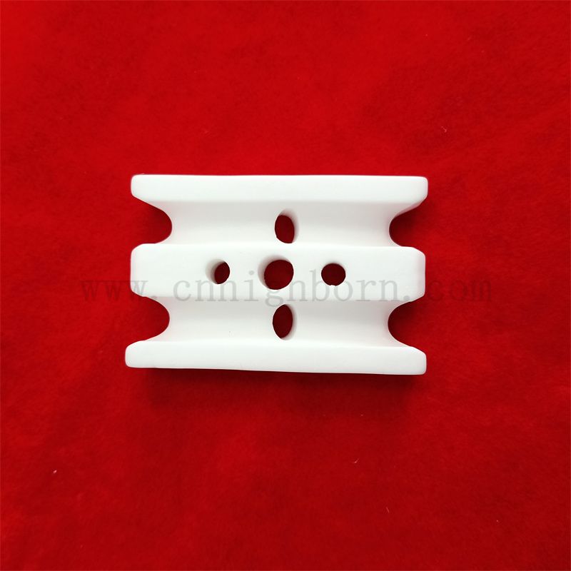 Isolatore in ceramica Alumina-AL2O3 resistenti al 95% parte in ceramica con buco