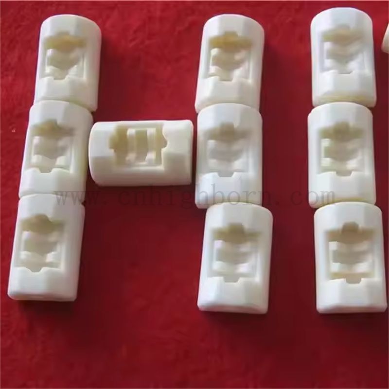 Parti in ceramica di allumina di precisione personalizzate con componenti strutturali AL2O3 scanalati