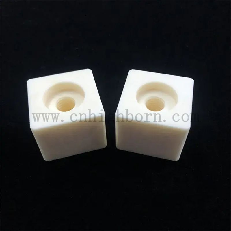 Parte di blocco ceramica AL2O3 personalizzato al 99% con vite