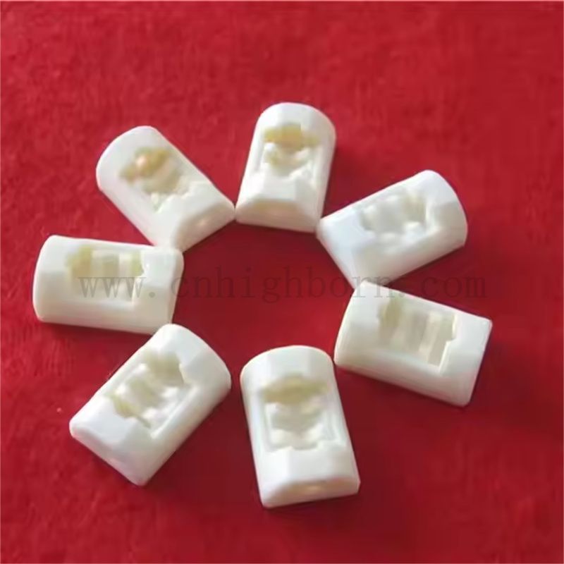 Parti in ceramica di allumina di precisione personalizzate con componenti strutturali AL2O3 scanalati