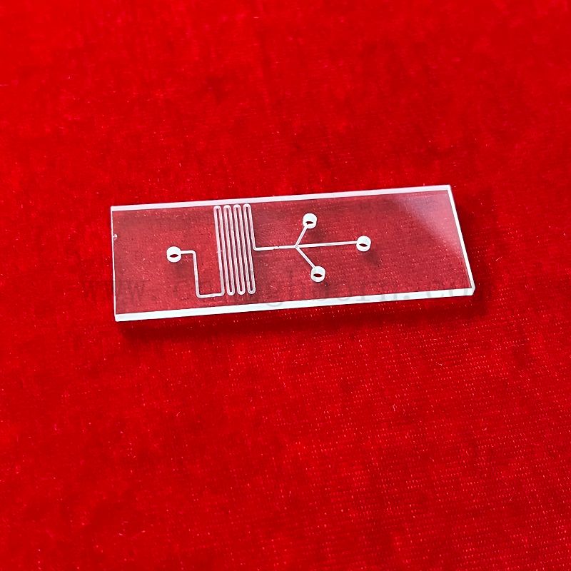 Chip microfluidico in vetro al quarzo per rilevamento di spettrofotometria ultravioletta del microreattore