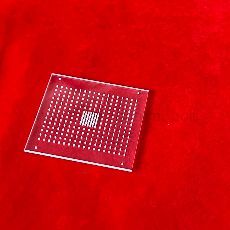Substrato di vetro al quarzo fuso trasmessa al 92% con fori di perforazione laser
