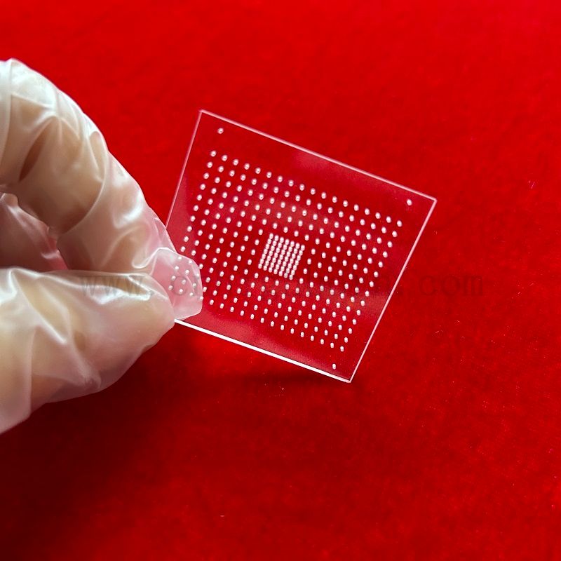 Substrato di vetro al quarzo fuso trasmessa al 92% con fori di perforazione laser