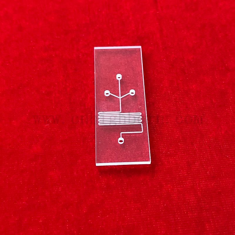 Chip microfluidico in vetro al quarzo per rilevamento di spettrofotometria ultravioletta del microreattore