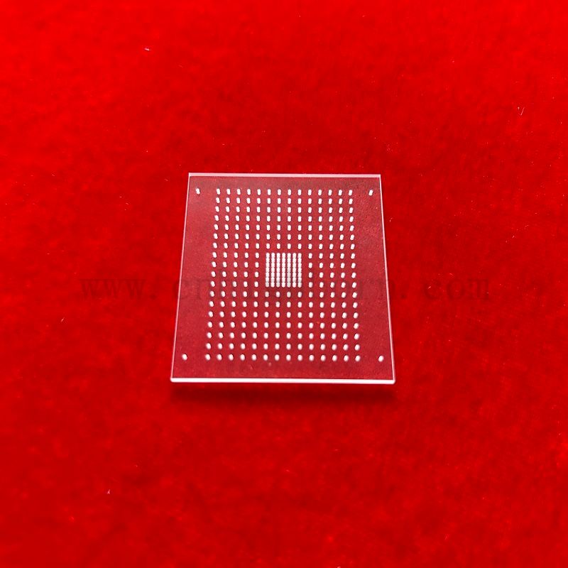 Substrato di vetro al quarzo fuso trasmessa al 92% con fori di perforazione laser