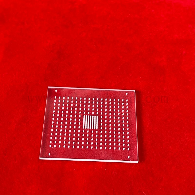 Substrato di vetro al quarzo fuso trasmessa al 92% con fori di perforazione laser