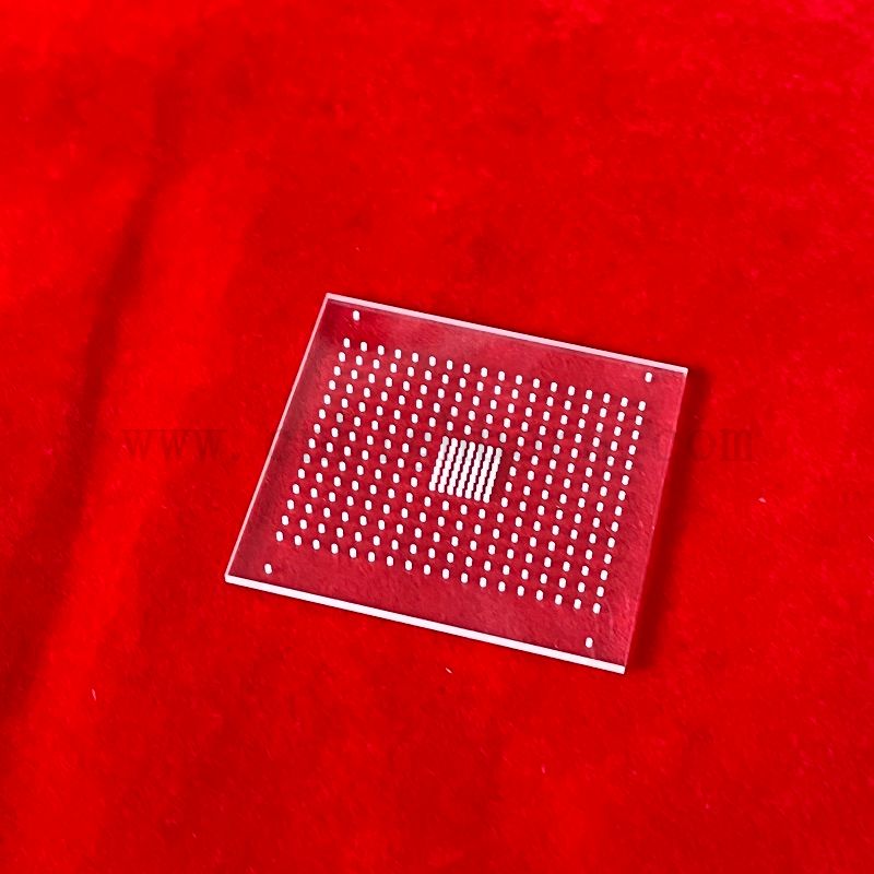 Substrato di vetro al quarzo fuso trasmessa al 92% con fori di perforazione laser
