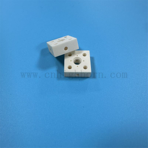 Allumina isolante Allumina Resistente all'usura del blocco irregolare 99 Milk White Al2O3 Ceramic Part