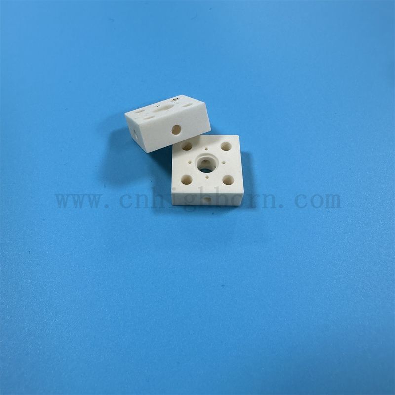 Allumina isolante Allumina Resistente all'usura del blocco irregolare 99 Milk White Al2O3 Ceramic Part