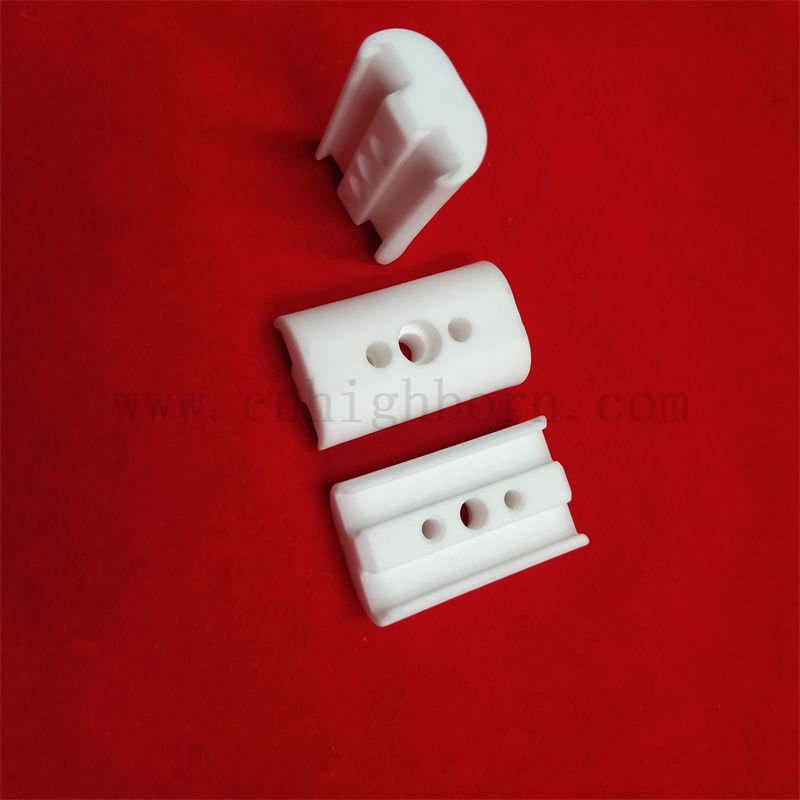 Isolatore di allumina al 95% resistente all'alta temperatura AL2O3 parte personalizzata in ceramica