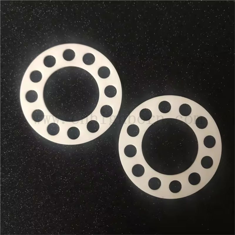  Resistente all'usura ad alta temperatura 99% al2O3 Disco di allumina di allumina con fori