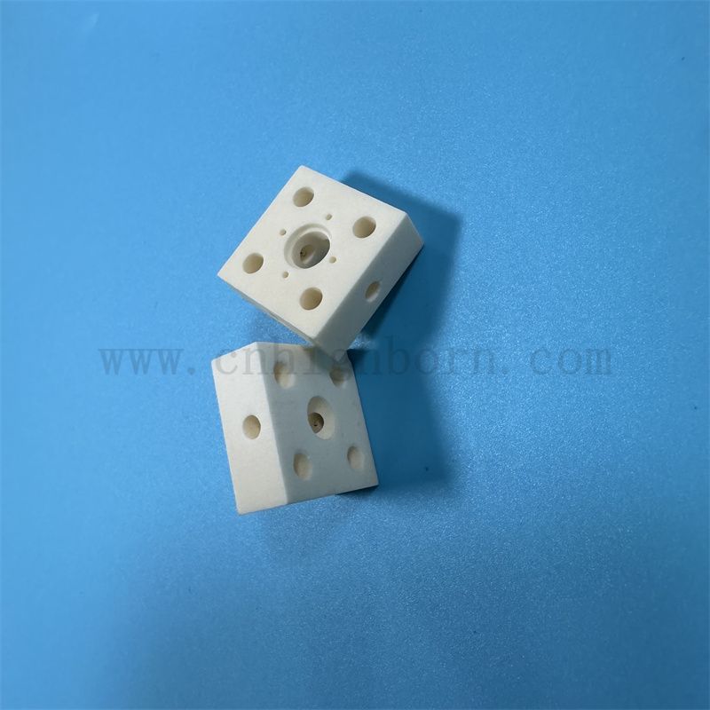Allumina isolante Allumina Resistente all'usura del blocco irregolare 99 Milk White Al2O3 Ceramic Part