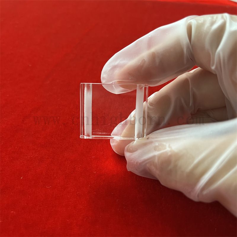 Scheda in vetro in fuso con fuso con fuso con fuso con fuso lucidato a trasmissione ad alta trasmittanza con perforazione laser