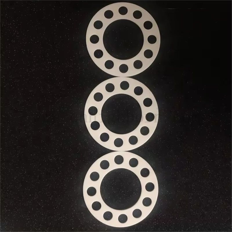  Resistente all'usura ad alta temperatura 99% al2O3 Disco di allumina di allumina con fori