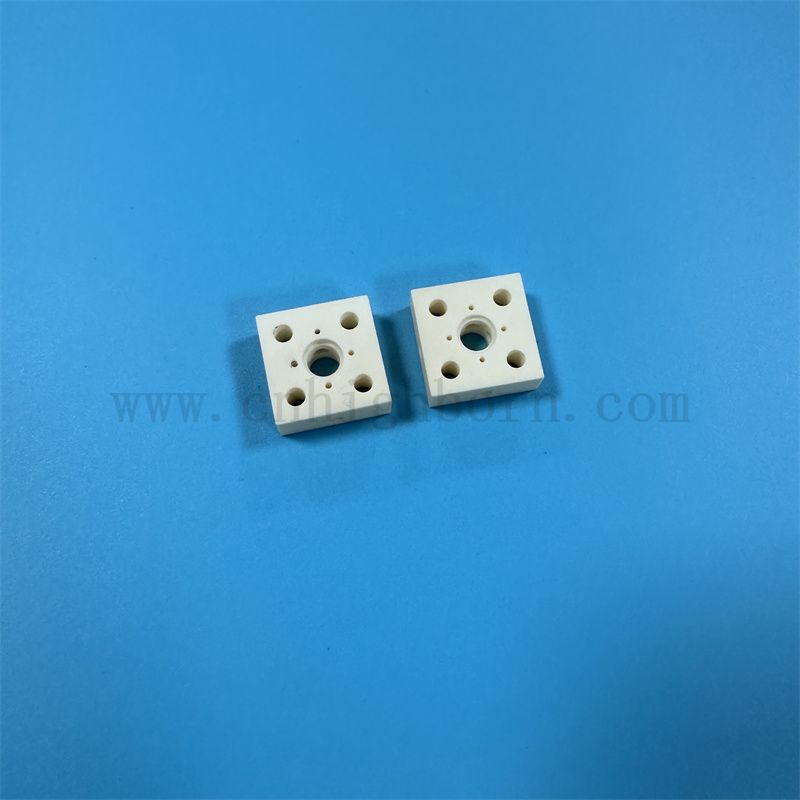 Allumina isolante Allumina Resistente all'usura del blocco irregolare 99 Milk White Al2O3 Ceramic Part