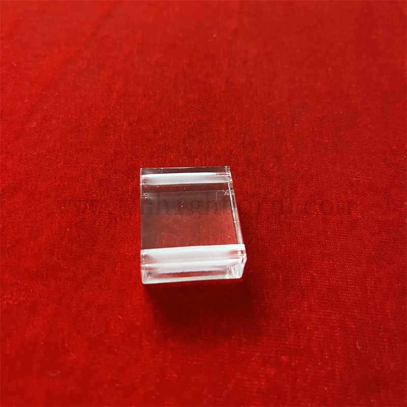 Scheda in vetro in fuso con fuso con fuso con fuso con fuso lucidato a trasmissione ad alta trasmittanza con perforazione laser