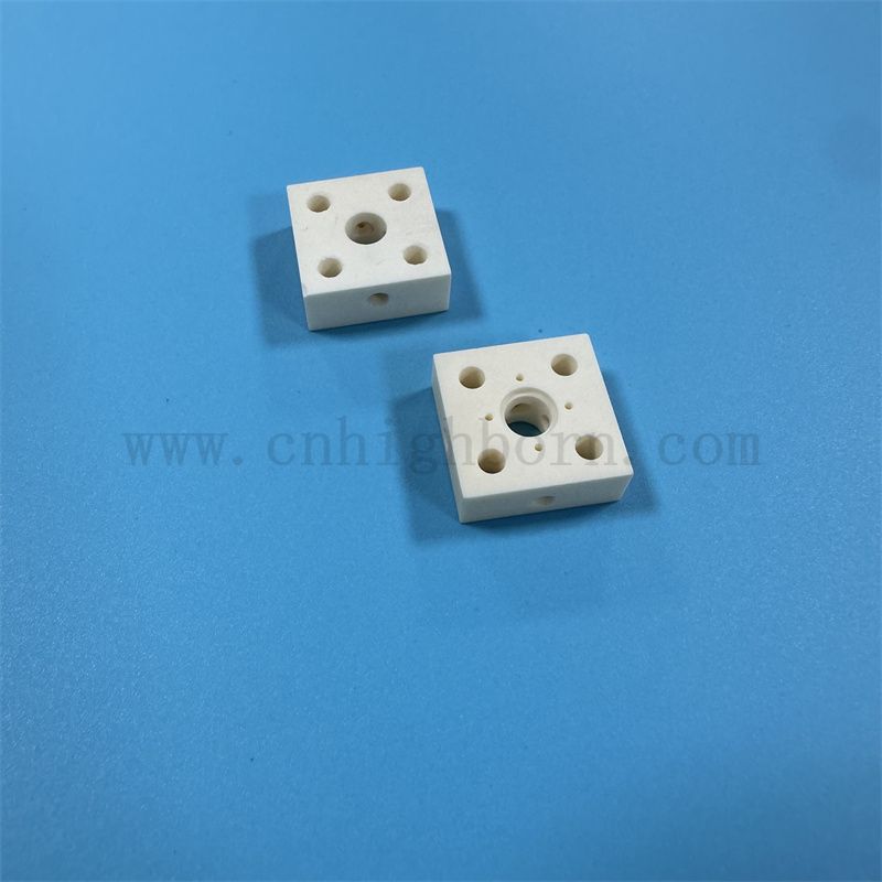 Allumina isolante Allumina Resistente all'usura del blocco irregolare 99 Milk White Al2O3 Ceramic Part