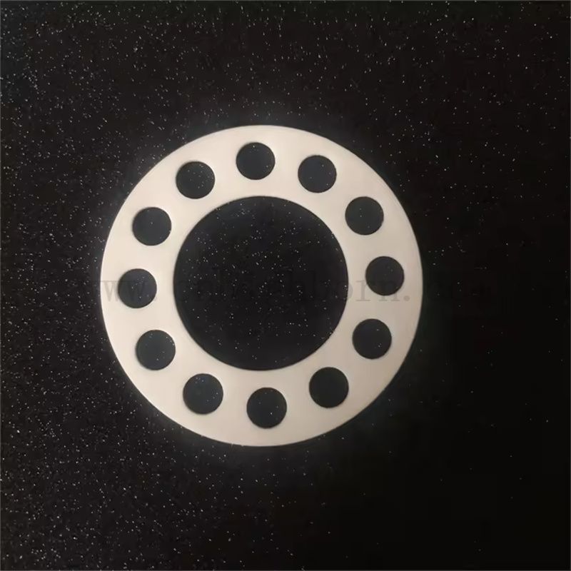  Resistente all'usura ad alta temperatura 99% al2O3 Disco di allumina di allumina con fori