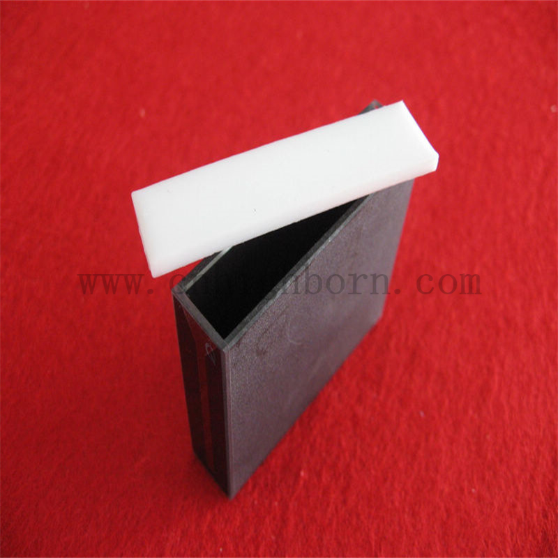 cella in vetro a parete nera