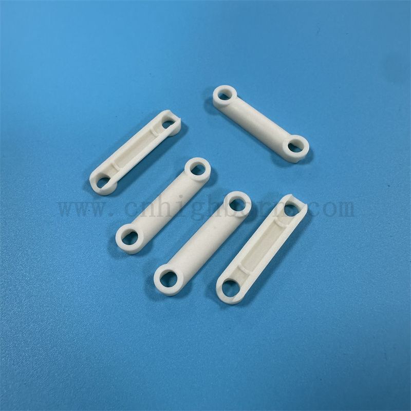 Resistenza all'usura personalizzata 95% 99% AL2O3 PARTI CERAMICI NELLA PARTE ISCOLATORE ALLUMINA