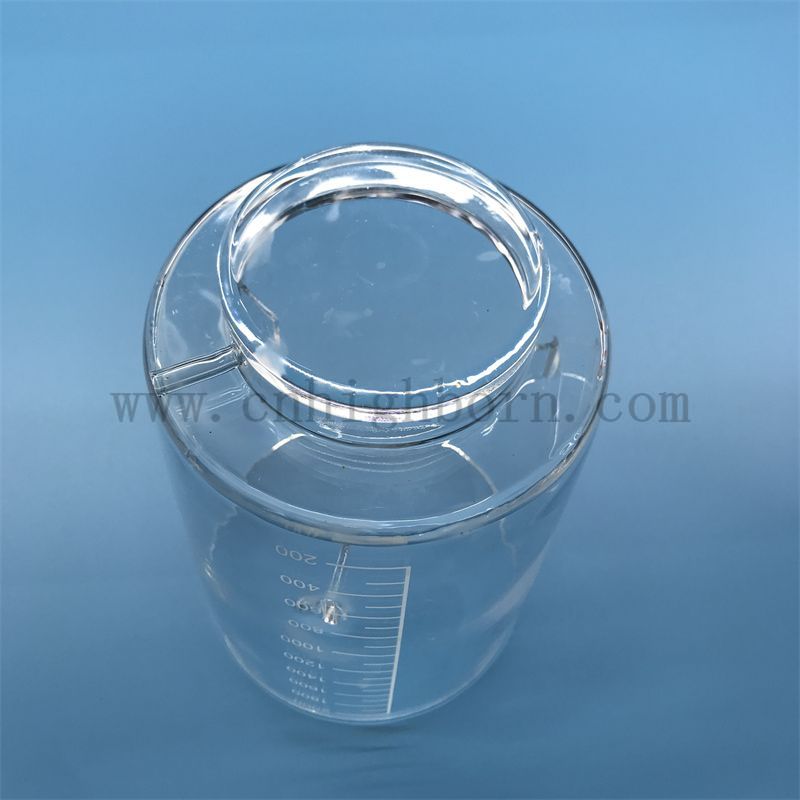 recipiente di vetro trasparente