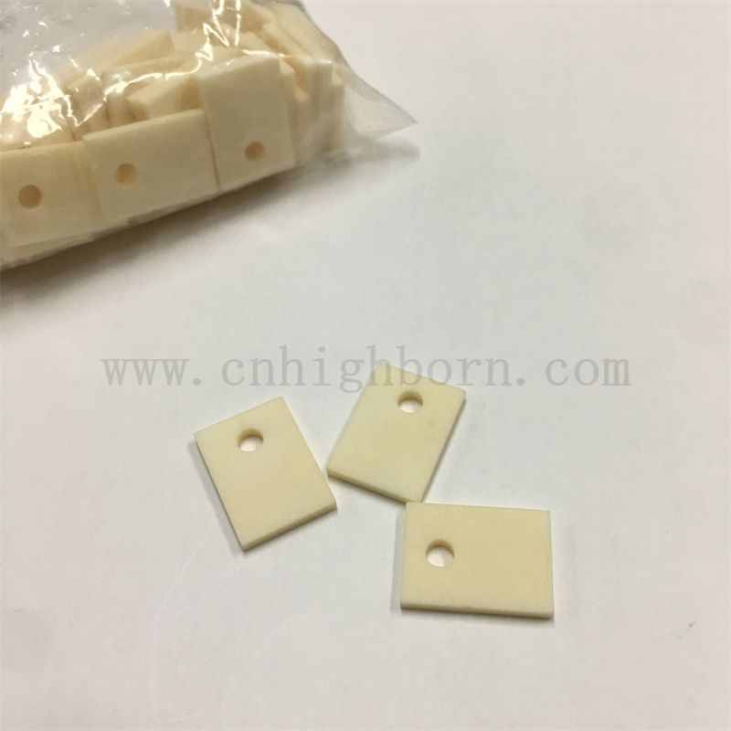 Substrato di allumina in ceramica di ossido di alluminio personalizzato con foro