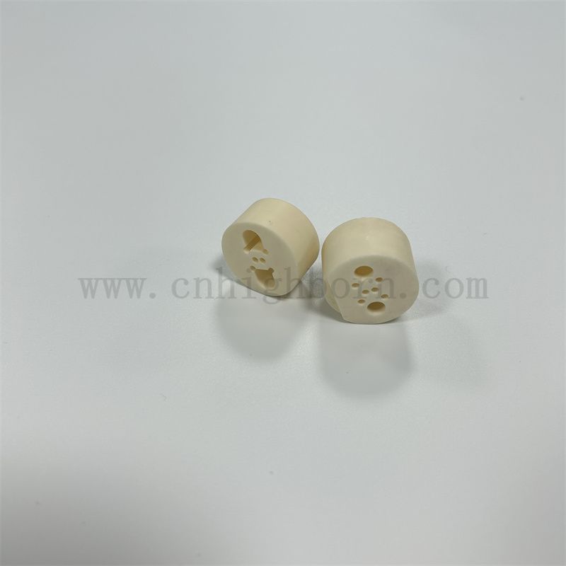 Blocco personalizzato Allumina Punching Parte 99 AL2O3 Blocco in ceramica