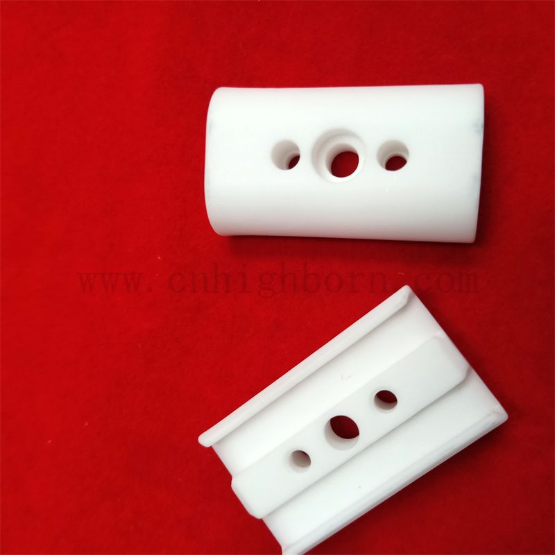 Isolatore di allumina al 95% resistente all'alta temperatura AL2O3 parte personalizzata in ceramica