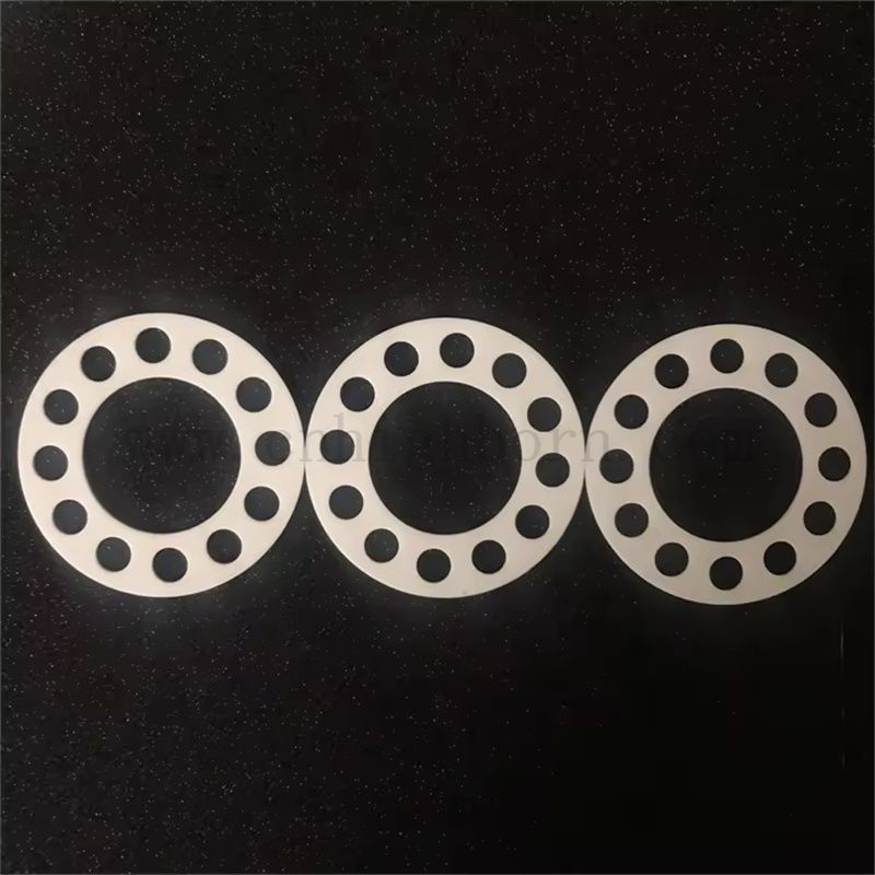  Resistente all'usura ad alta temperatura 99% al2O3 Disco di allumina di allumina con fori