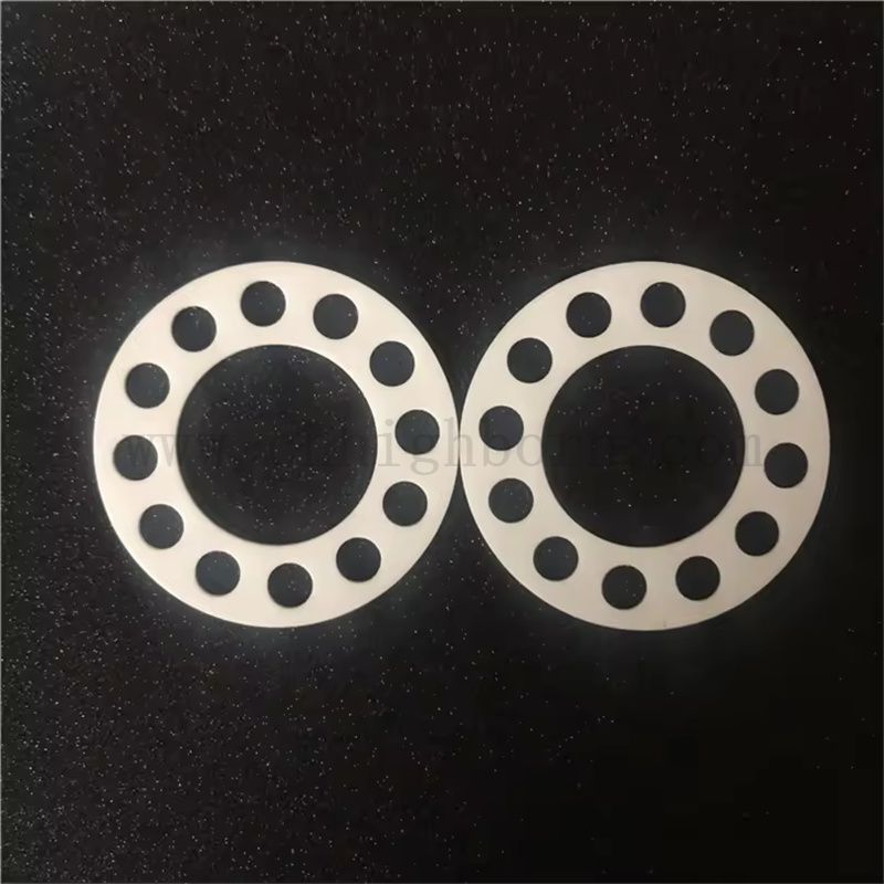  Resistente all'usura ad alta temperatura 99% al2O3 Disco di allumina di allumina con fori