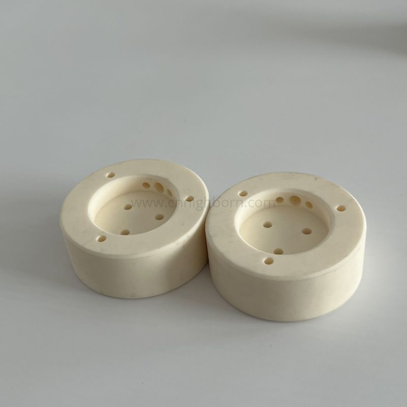 Blocco rotondo in ceramica di allumina lavorata a CNC al 99,5% Al2o3