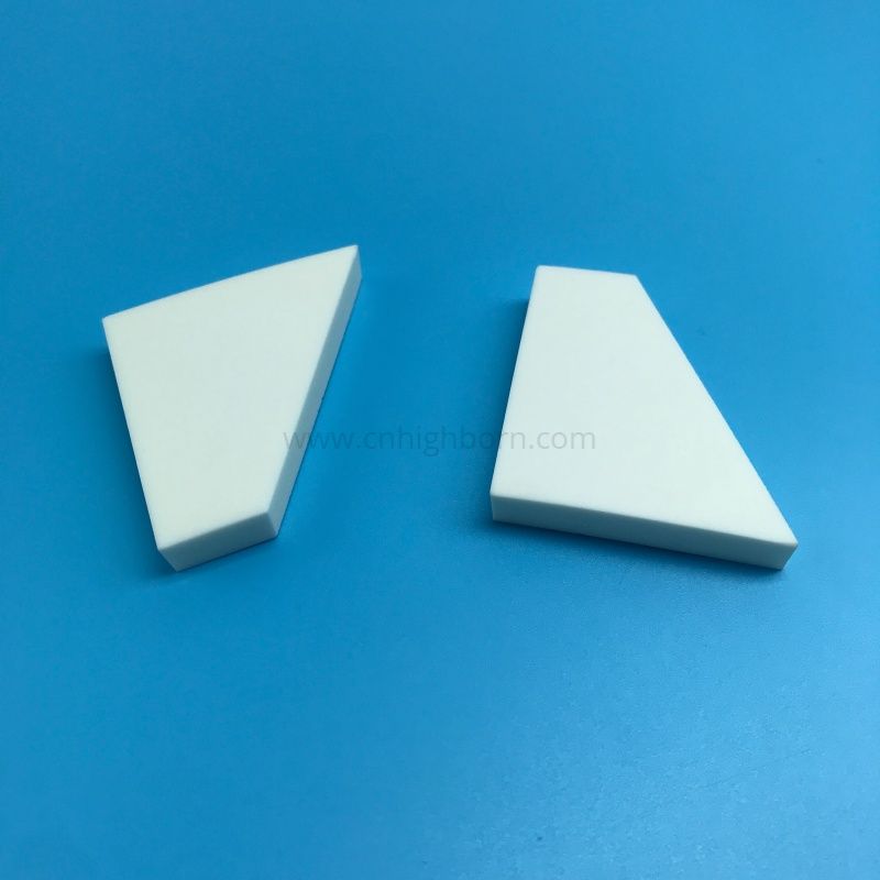 Rivestimento ceramico in lamiera trapezoidale in ceramica di allumina al 95% Al2O3