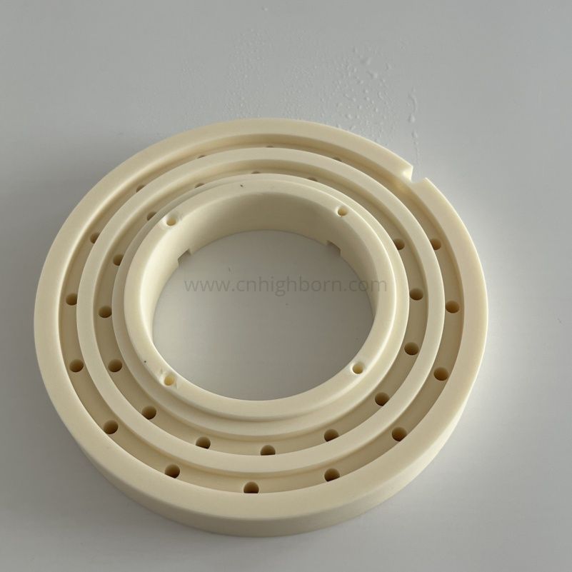 Anello in ceramica Al2O3 personalizzato con parti industriali in allumina al 99%.