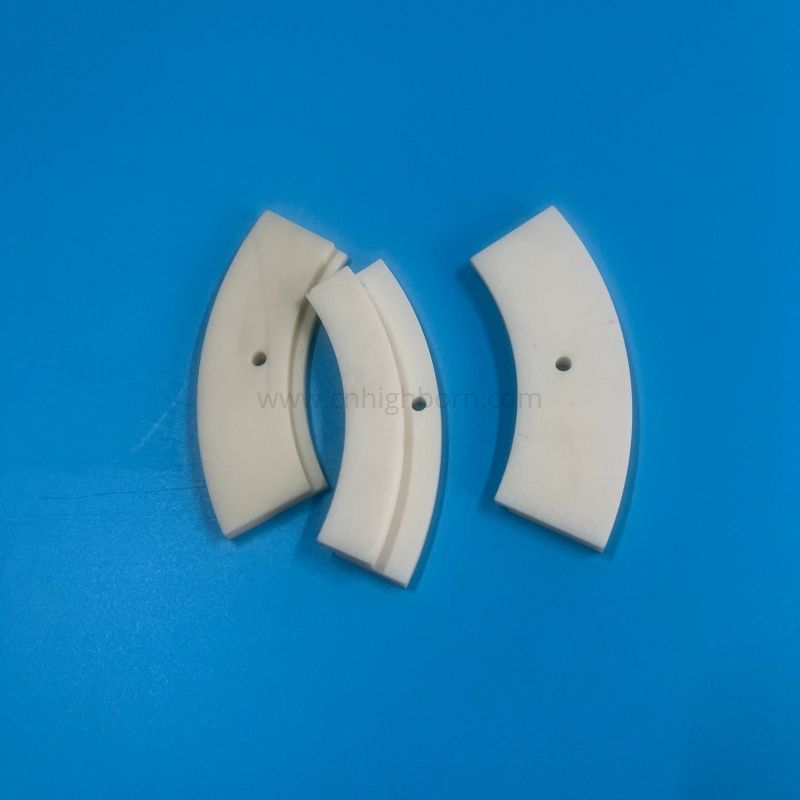 Piastra Al2o3 con segmento di arco in ceramica di allumina ad elevata purezza al 99% con foro di montaggio