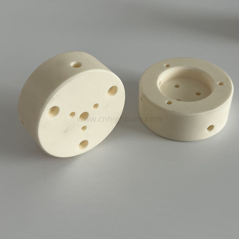 Disco ceramico lavorato con precisione in allumina al 95% con fori