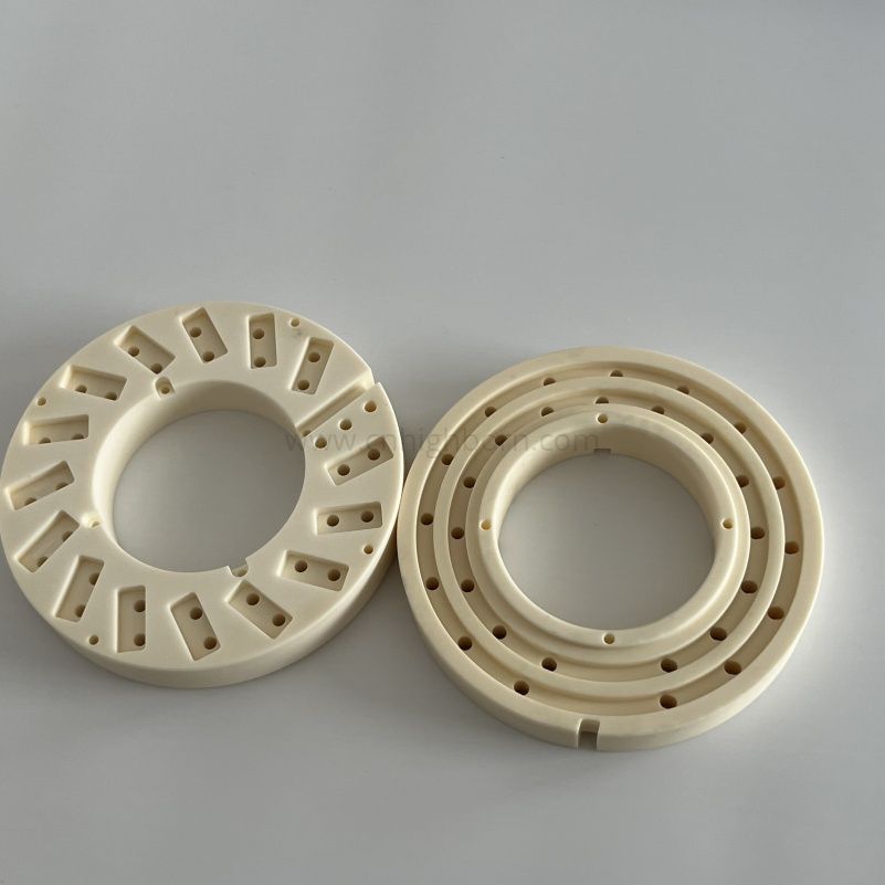 Anello in ceramica Al2O3 personalizzato con parti industriali in allumina al 99%.