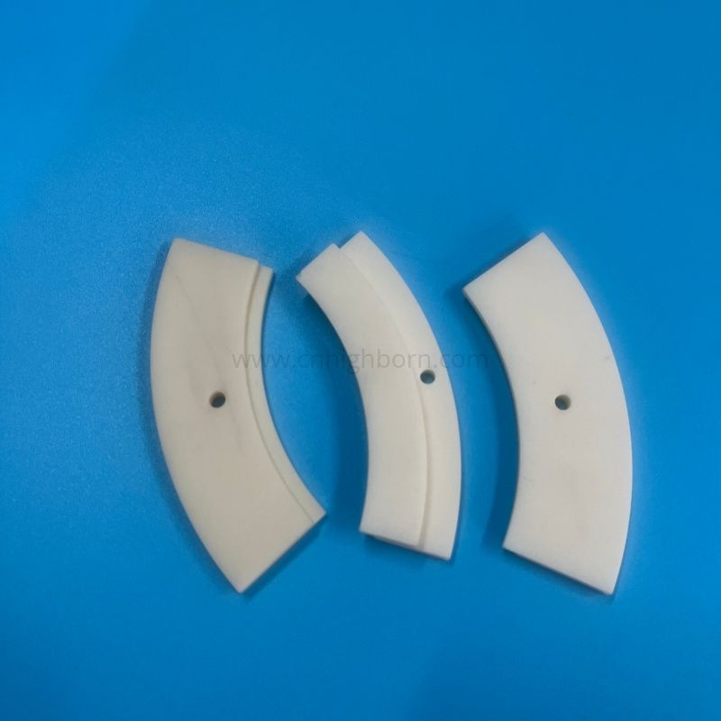 Piastra Al2o3 con segmento di arco in ceramica di allumina ad elevata purezza al 99% con foro di montaggio