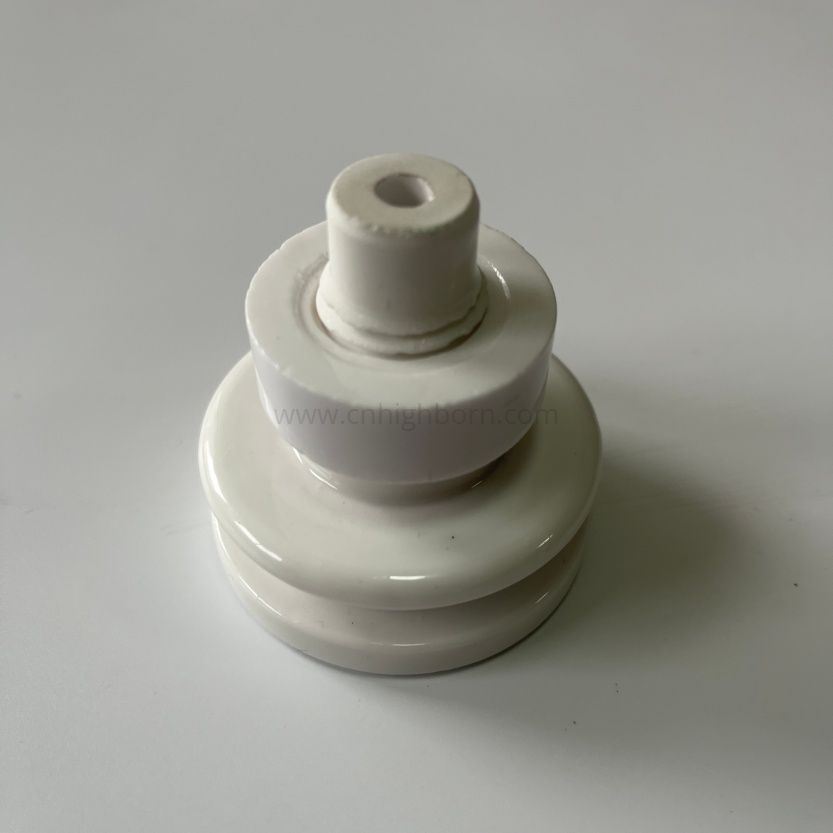 Componente isolante ceramico personalizzato in allumina smaltata Al2O3 al 95%.