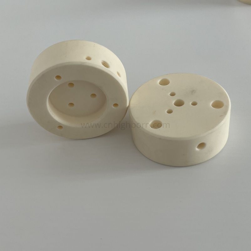 Blocco rotondo in ceramica di allumina lavorata a CNC al 99,5% Al2o3