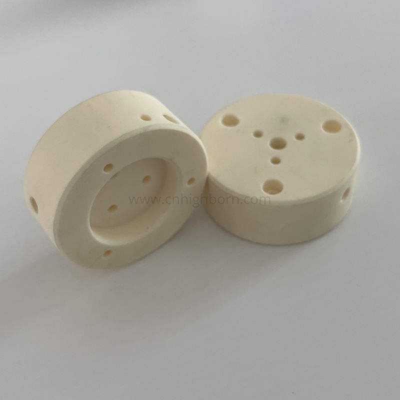 Disco ceramico lavorato con precisione in allumina al 95% con fori