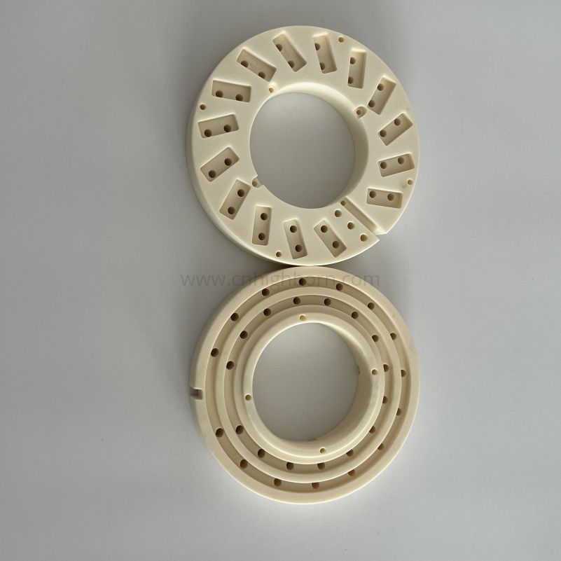 Anello in ceramica Al2O3 personalizzato con parti industriali in allumina al 99%.