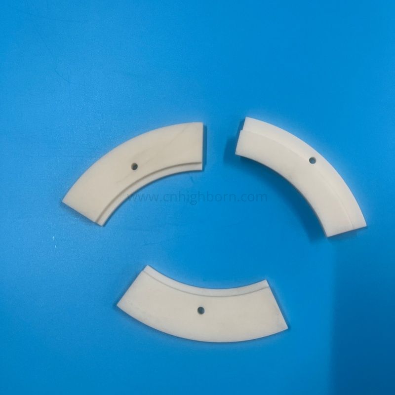 Piastra Al2o3 con segmento di arco in ceramica di allumina ad elevata purezza al 99% con foro di montaggio