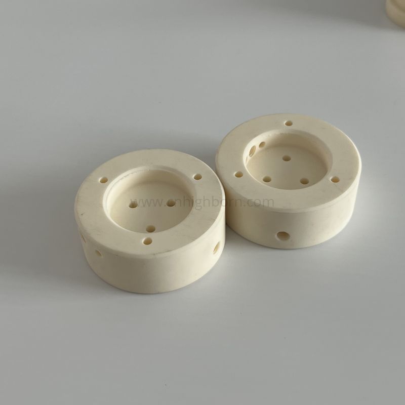Disco ceramico lavorato con precisione in allumina al 95% con fori