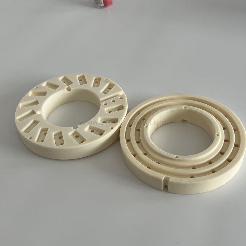 Anello in ceramica Al2O3 personalizzato con parti industriali in allumina al 99%.