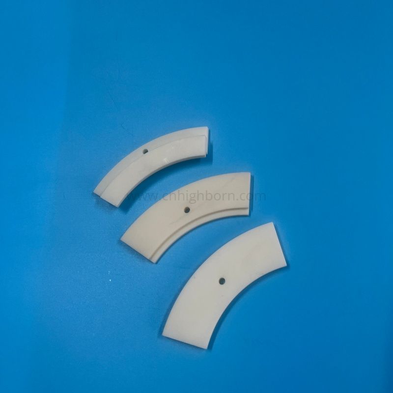 Piastra Al2o3 con segmento di arco in ceramica di allumina ad elevata purezza al 99% con foro di montaggio