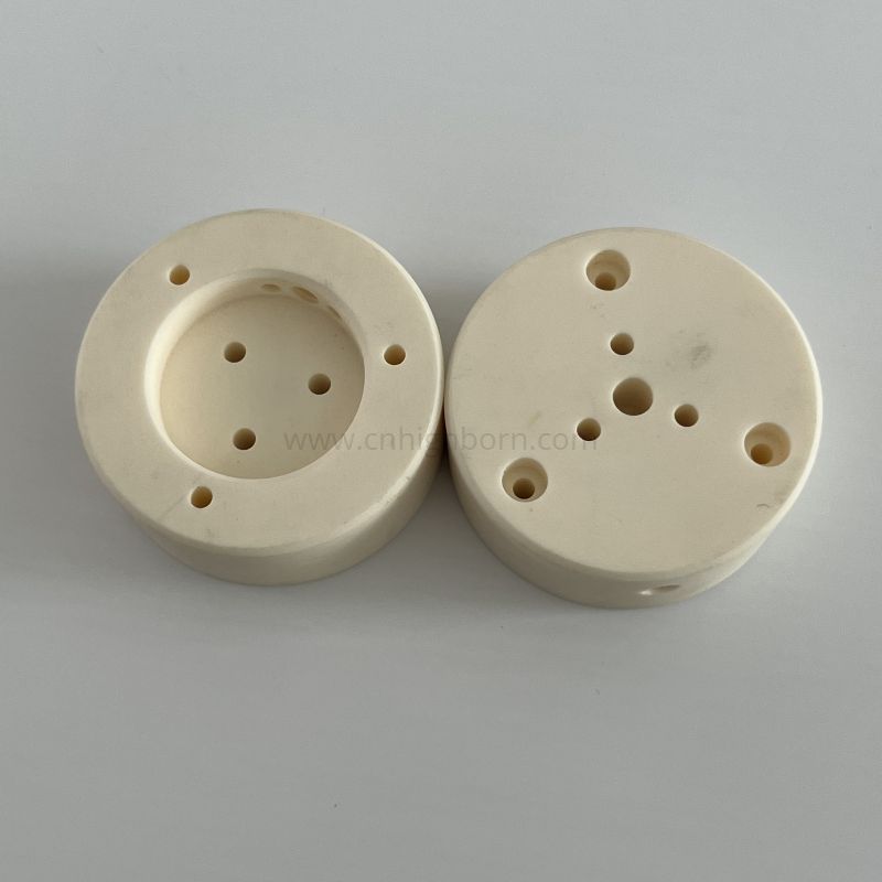 Disco ceramico lavorato con precisione in allumina al 95% con fori